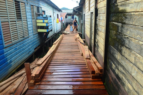 Prefeitura executa a construção de novas passarelas de madeiras na parte baixa da cidade.